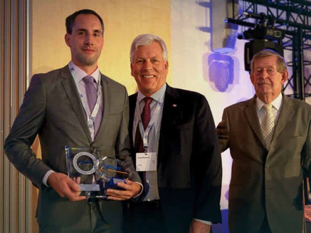 Dr. Joseph Adelsberger (links), Teamleiter F+E Basistechnologien der Schreiner Group, nimmt den Innovationspreis im Rahmen des European Label Forums entgegen. / Dr. Joseph Adelsberger, Team Leader R+D Basic Technologies at Schreiner Group, accepts the Innovation Award on the occasion of the European Label Forum.