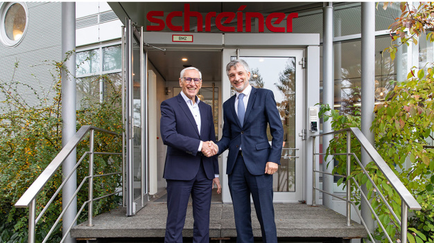 Stabwechsel bei der technischen Leitung: Lorenz Geiger (links) übergibt die verantwortungsvolle Position bei der Schreiner Group an Martin Moser (rechts). Er selbst übernimmt als Senior Management Consultant Operations Group übergeordnete, strategische Aufgaben. © Schreiner Group / Change at the helm of operations management: Lorenz Geiger (left) hands the responsible role at Schreiner Group over to Martin Moser (right). As senior management consultant operations group, Geiger has assumed higher-level, strategic tasks. © Schreiner Group Stabwechsel bei der technischen Leitung: Lorenz Geiger (links) übergibt die verantwortungsvolle Position bei der Schreiner Group an Martin Moser (rechts). Er selbst übernimmt als Senior Management Consultant Operations Group übergeordnete, strategische Aufgaben. © Schreiner Group / Change at the helm of operations management: Lorenz Geiger (left) hands the responsible role at Schreiner Group over to Martin Moser (right). As senior management consultant operations group, Geiger has assumed higher-level, strategic tasks. © Schreiner Group