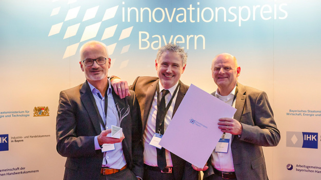 Freuen sich gemeinsam über den Innovationspreis Bayern: Thomas Köberlein, der Geschäftsbereichsleiter von Schreiner ProTech, Dr. Carsten Mahrenholz, CEO von Coldplasmatech, und Robert Weiß, Leiter des Technologie- und Innovationsmanagements bei der Schreiner Group.