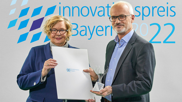 Feierliche Verleihung des Innovationspreis Bayern: Dr. Ulrike Wolf, Ministerialdirektorin im Bayerischen Wirtschaftsministerium, überreicht Thomas Köberlein, dem Geschäftsbereichsleiter von Schreiner ProTech, den renommierten Award.