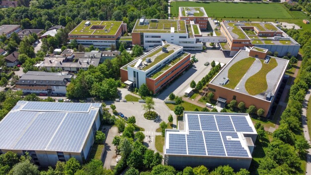 Grüne Dächer und Solarmodule: Der Hauptsitz der Schreiner Group in Oberschleißheim von oben. © Schreiner Group / Green Roofs and Solar Panels: Aerial view of the Schreiner Group headquarters in Oberschleißheim . © Schreiner Group
