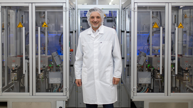 Martin Moser ist der neue technische Leiter der Schreiner Group. Er verantwortet die Hightech-Produktion an allen vier Standorten des Familienunternehmens. © Schreiner Group / Martin Moser is Schreiner Group’s new operations manager. He is responsible for the high-tech production operations at all four locations of the family-owned company. © Schreiner Group Martin Moser ist der neue technische Leiter der Schreiner Group. Er verantwortet die Hightech-Produktion an allen vier Standorten des Familienunternehmens. © Schreiner Group / Martin Moser is Schreiner Group’s new operations manager. He is responsible for the high-tech production operations at all four locations of the family-owned company. © Schreiner Group