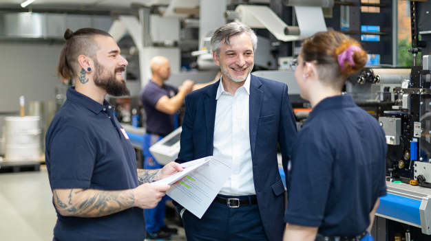 Engagierte und motivierte Mitarbeiter mit viel Expertise: Die Teamkultur bei der Schreiner Group begeistert den neuen technischen Leiter Martin Moser. © Schreiner Group / Engaged and motivated employees with ample expertise: Martin Moser, the new operations manager, is excited about the team culture at Schreiner Group. © Schreiner Group Engagierte und motivierte Mitarbeiter mit viel Expertise: Die Teamkultur bei der Schreiner Group begeistert den neuen technischen Leiter Martin Moser. © Schreiner Group / Engaged and motivated employees with ample expertise: Martin Moser, the new operations manager, is excited about the team culture at Schreiner Group. © Schreiner Group