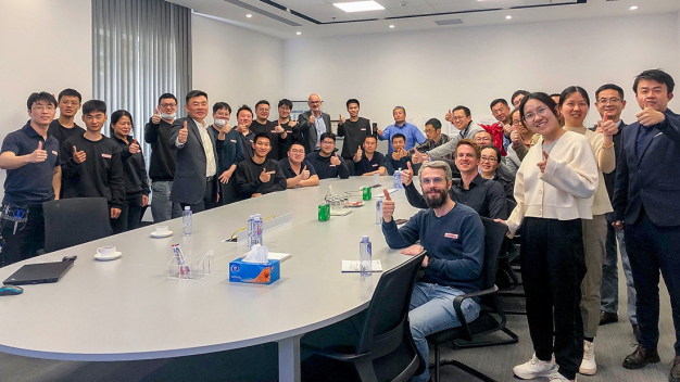 Ein starkes Team: Viele Mitarbeiter sind in China schon seit der Gründung des Standortes mit dabei. / A strong team: Many employees in China have been with the company ever since the location was founded. © Schreiner Group