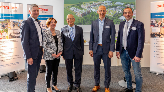 Hoher Besuch beim Familienunternehmen: Markus Böck (rechts) und Christoph Böck (links), die beiden Bürgermeister von Ober- und Unterschleißheim wurden persönlich begrüßt von Geschäftsführer Roland Schreiner (2.v.r.) und dessen Eltern Seniorgesellschafter Prof. h.c. mult. Dr. h.c. Ing. Helmut Schreiner und Ulrike Schreiner – die bis heute mit viel Engagement und Fleiß in der Schreiner Group arbeitet. 