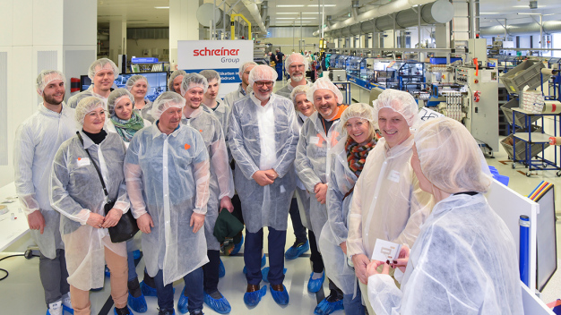 Wer hätte gedacht, dass man für die Herstellung von so kleinen Labels so große Druckmaschinen benötigt? Bei Führungen durch die Produktion konnten Besucher live erleben, wie die Produkte der Schreiner Group entstehen. 