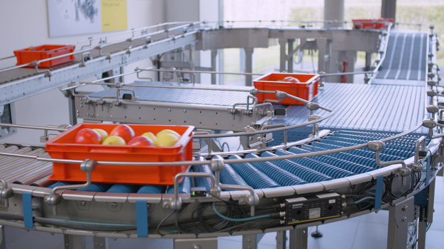 Mit dem SHC bietet Interroll eine Förderlösung im Temperaturbereich von -5 bis 40 Grad Celsius speziell für verpackte Lebensmittel oder E2-Standardkisten. (Copyright: INTERROLL Holding GmbH)