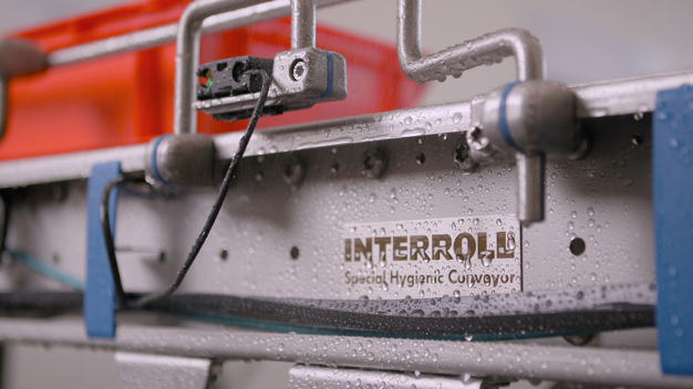 Interroll, einer der weltweit führenden Anbieter von Materialflusslösungen, präsentiert auf der IFFA 2025 in Frankfurt innovative Technologien für die lebensmittelsichere Automatisierung. Im Mittelpunkt steht der Special Hygienic Conveyor (SHC), der speziell für die strengen Anforderungen der verpackten Lebensmitteldistribution entwickelt wurde und auf der erfolgreichen Modular Conveyor Platform (MCP) basiert. (Copyright: INTERROLL Holding GmbH)
