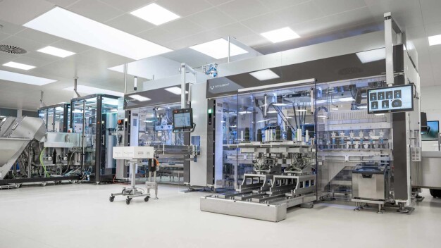Die Ende 2024 in Betrieb genommene TLM-Power-Compact-Linie von Schubert vereint auf kleiner Fläche alle Prozessschritte von der Zuführung über das Abfüllen bis zum Siegeln, Verschließen und Etikettieren.