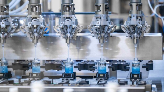 Die Abfüllpumpen verarbeiten die empfindlichen Rezepturen besonders schonend. Integrierte Inline-Waagen stellen sicher, dass die Dosierung präzise gesteuert und der gewünschte Füllgrad jederzeit erreicht wird.