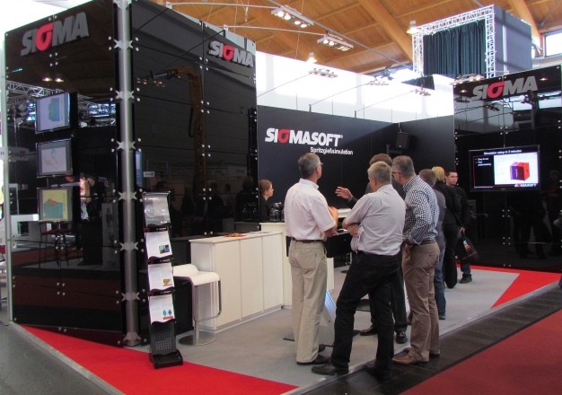 Die Spezialisten von SIGMASOFT® im Gespräch mit Fachbesuchern auf der Fakuma 2012. 