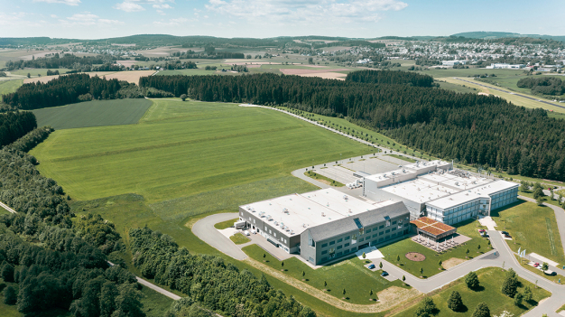 Auf der Freifläche am Raumedic-Hauptsitz entstehen in den kommenden Jahren weitere Produktionskapazitäten. / Additional production capacity will be created on an undeveloped site at Raumedic’s headquarters over the next few years.