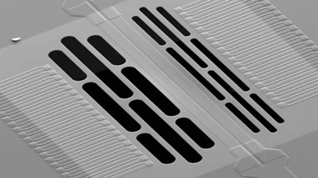 Das Bild zeigt einen MEMS Gassensor aufgenommen mit einem Rasterelektronenmikroskop. Das Herzstück der Sensorstruktur bildet eine dünne perforierte Membran in der ein Heizelement und Temperatursensoren integriert sind. (Copyright: Hahn-Schickard)