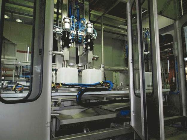 Die Kabine der SMB-Abfüllanlage ist komplett aus Edelstahl gefertigt. Bis zu 200 Kanister in der Stunde können darin befüllt werden. (Foto: SMB) / The SMB filling system cubicle is made entirely out of stainless steel. Up to 200 canisters can be filled in the facility per hour. (Photo: SMB) Die Kabine der SMB-Abfüllanlage ist komplett aus Edelstahl gefertigt. Bis zu 200 Kanister in der Stunde können darin befüllt werden. (Foto: SMB) / The SMB filling system cubicle is made entirely out of stainless steel. Up to 200 canisters can be filled in the facility per hour. (Photo: SMB)