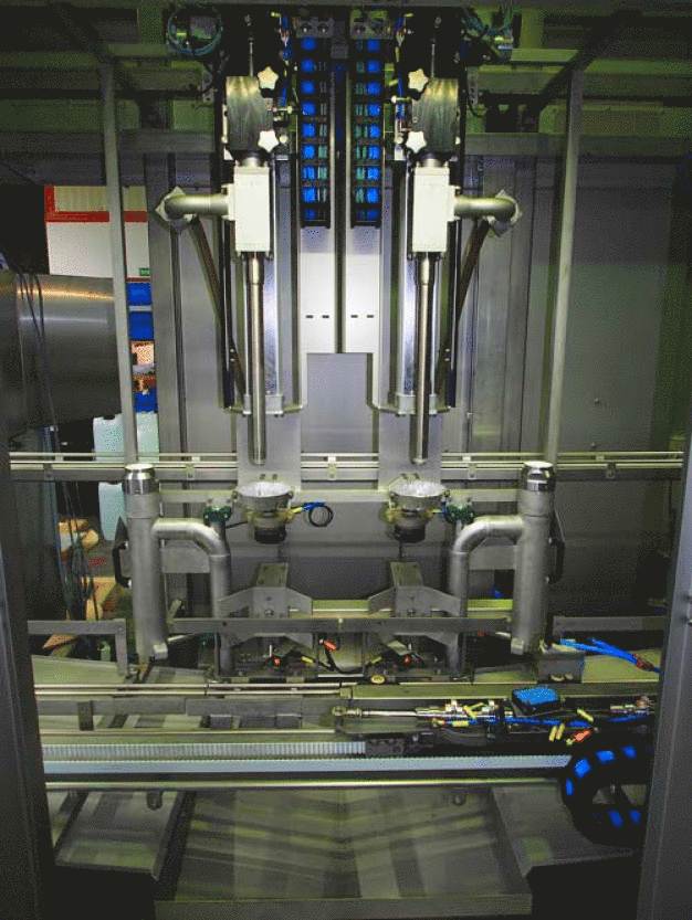 Die Kabine der SMB-Abfüllanlage ist komplett aus Edelstahl gefertigt. Bis zu 200 Kanister in der Stunde können darin befüllt werden. (Foto: SMB) / The SMB filling system cubicle is made entirely out of stainless steel. Up to 200 canisters can be filled in the facility per hour. (Photo: SMB) Die Kabine der SMB-Abfüllanlage ist komplett aus Edelstahl gefertigt. Bis zu 200 Kanister in der Stunde können darin befüllt werden. (Foto: SMB) / The SMB filling system cubicle is made entirely out of stainless steel. Up to 200 canisters can be filled in the facility per hour. (Photo: SMB)