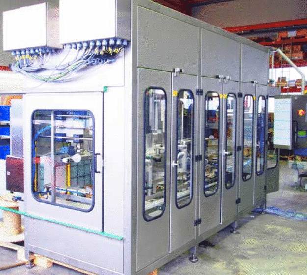 Die Kabine der SMB-Abfüllanlage ist komplett aus Edelstahl gefertigt. Bis zu 200 Kanister in der Stunde können darin befüllt werden. (Foto: SMB) / The SMB filling system cubicle is made entirely out of stainless steel. Up to 200 canisters can be filled in the facility per hour. (Photo: SMB) Die Kabine der SMB-Abfüllanlage ist komplett aus Edelstahl gefertigt. Bis zu 200 Kanister in der Stunde können darin befüllt werden. (Foto: SMB) / The SMB filling system cubicle is made entirely out of stainless steel. Up to 200 canisters can be filled in the facility per hour. (Photo: SMB)