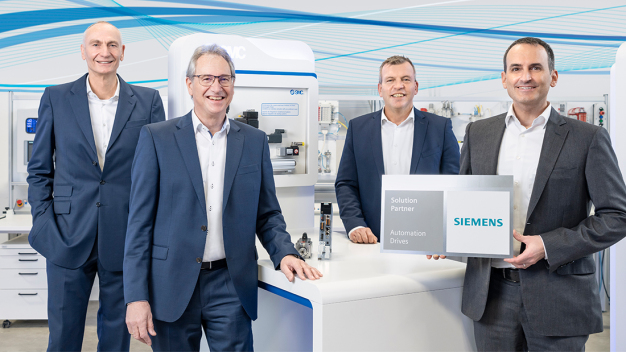 Gemeinsam die optimalen Lösungen für alle Anwendungen finden (v.l.n.r.): Andreas Gronau, Solution Partner Manager bei Siemens, und Wolfgang Karges, Vertriebsingenieur von Siemens, freuen sich auf die Zusammenarbeit mit Ralf Laber, Geschäftsführer von SMC, und Pascal Borusiak, Director Business Operations bei SMC. (Foto: SMC Deutschland GmbH)