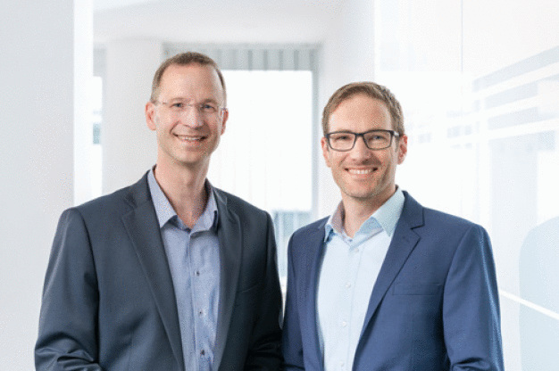 „Die Digitalisierung betrifft viele Bereiche von SMC. Gemeinsam wollen wir die digitalen Herausforderungen der Zukunft angehen und Lösungen für Kommunikation und Kunden entwickeln!“ Christian Ziegler (rechts) ist seit 1. April 2019 Manager Digital Business Development bei SMC Deutschland. Als Manager Marketing & Communications übernimmt Michael Junkermann (links). (Foto: SMC Deutschland GmbH) „Die Digitalisierung betrifft viele Bereiche von SMC. Gemeinsam wollen wir die digitalen Herausforderungen der Zukunft angehen und Lösungen für Kommunikation und Kunden entwickeln!“ Christian Ziegler (rechts) ist seit 1. April 2019 Manager Digital Business Development bei SMC Deutschland. Als Manager Marketing & Communications übernimmt Michael Junkermann (links). (Foto: SMC Deutschland GmbH)
