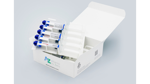 Durch die Blister-freie Verpackung können die vorgefüllten Spritzen in eine volumenoptimierte Kartonverpackung aus 100 Prozent Monomaterial verpackt werden. © Schreiner MediPharm / Due to the blister-free packaging, the prefilled syringes can be packaged in a volume-optimized cardboard box made of 100 percent mono-material. © Schreiner MediPharm