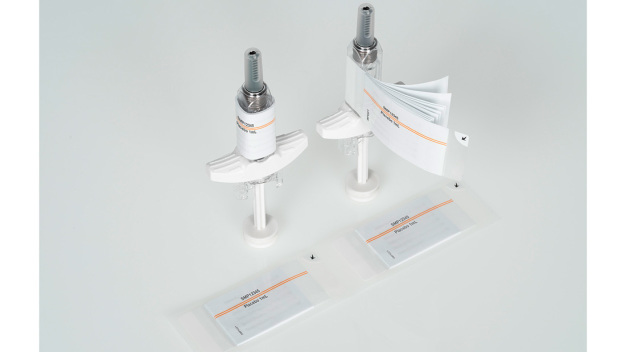 32 Seiten stark ist das Booklet-Label von Schreiner MediPharm für das Nadelschutzsystem einer klinischen Studie von Sanofi. / Schreiner MediPharm’s Booklet-Label for the needle protection system used by Sanofi in a clinical trial encompasses 32 pages.