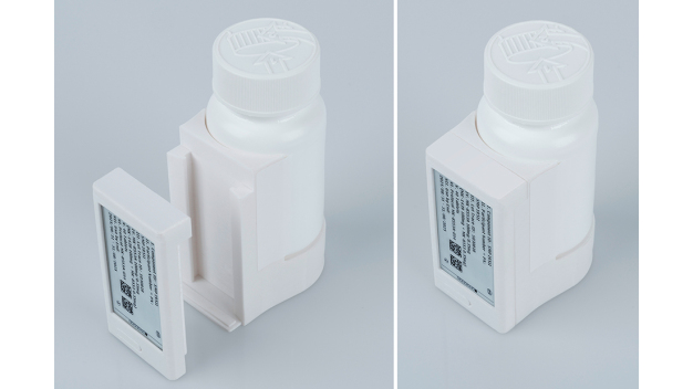 Ein wiederverwendbares Adapter-System aus Kunststoff ermöglicht die sichere Anbringung des Digital Display Labels an verschiedenste Verpackungsformen – von Blister-Wallets bis hin zu Vials.  © Schreiner MediPharm / A reusable plastic adapter system enables reliable attachment of the Digital Display Label to a variety of packaging forms–from blister wallets to vials. © Schreiner MediPharm