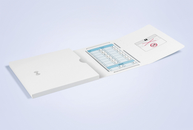 Gedruckte Elektronik und intelligente Sensorik machen aus einer gewöhnlich aussehenden Blisterverpackung ein modernes Instrument zur digitalen Therapiekontrolle. / Printed electronics and smart sensors turn a standard blister pack into a modern compliance monitoring tool. 