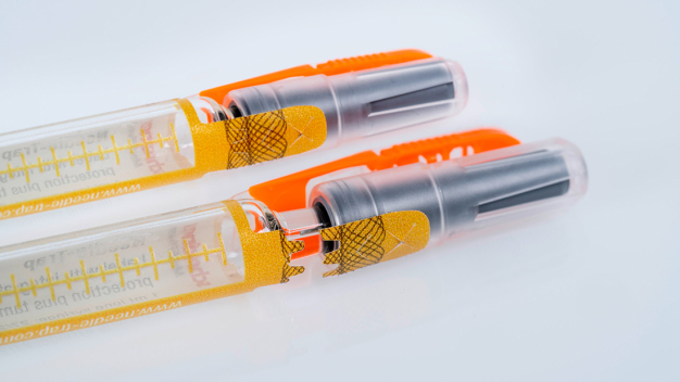 Das in das Nadelschutzsystem integrierte Sicherheitssiegel zeigt die Erstöffnung der vorgefüllten Spritze zuverlässig an. © Schreiner MediPharm / The security seal integrated in the needle protection system reliably indicates first opening of the prefilled syringe. © Schreiner MediPharm