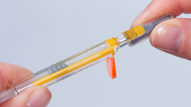 Doppelt gesichert: Needle-Trap mit Erstöffnungsanzeige kombiniert Nadel- und Produktschutz. © Schreiner MediPharm / Dual safety: Needle-Trap with first-opening indication combines needle and product protection. © Schreiner MediPharm