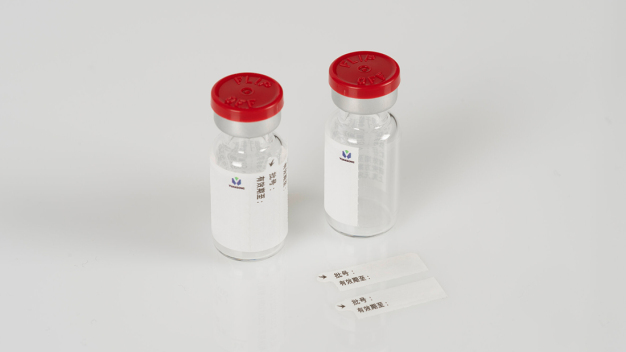 Die abnehmbaren Dokumentationsteile lassen sich mithilfe der Anfasslaschen komfortabel ablösen – für eine zuverlässige Dokumentation der klinischen Studie. / The removable documentation labels can be peeled off conveniently using tabs—for reliable documentation of the clinical trial. 