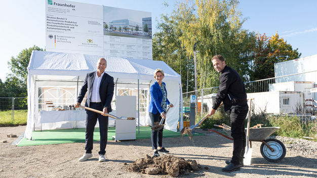 Prof. Thomas Bauernhansl, Dr. Nicole Hoffmeister-Kraut und Prof. Stephan Birk … © Fraunhofer IPA/Foto: Rainer Bez