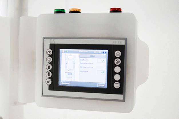 SPS-Kontrollpanel zur Steuerung und Überwachung der technischen Parameter in den Reinraumanlagen. © MK Versuchsanlagen