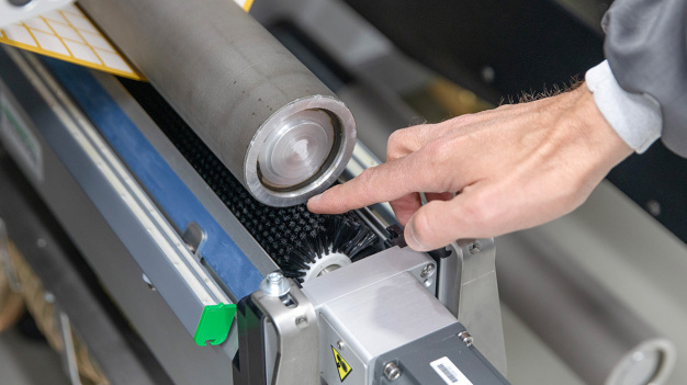 Small Brush, Big Impact: The new web cleaning system ensures that particles and fibers don't stand a chance. © Schreiner ProTech