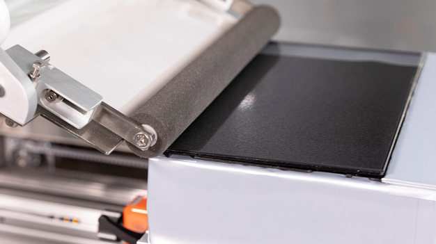 Schnell, sicher und passgenau – die automatische Applikation von Displayschutzfolien durch Schreiner ProTech. Schnell, sicher und passgenau – die automatische Applikation von Displayschutzfolien durch Schreiner ProTech.