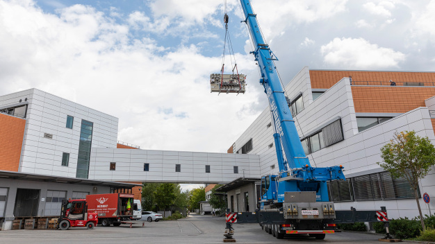 Transport in einem Stück: Die Präzisionsstanze kommt immer dann zum Einsatz, wenn es sich um exklusive, kundenindividuelle Produkte wie das
DAE HighProtect oder DAE im Typenschild handelt. 
