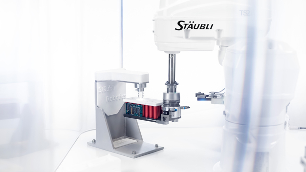 Die SCARA Roboter von Stäubli in ESD-Ausführung (ESD = Electrostatic Discharge) sind perfekt geeignet für die präzise Montage von Battery Packs. (Copyright: Stäubli Tec-Systems GmbH Robotics)