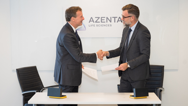 Steve Schwartz, Präsident und CEO von Azenta (links), und Wirtschaftsminister Franz Fayot (rechts) nach der Unterzeichnung der Absichtserklärung – Bildquelle: Azenta Inc.