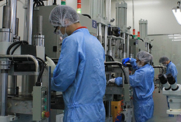 Die Nutzung chinesischer Fertigungsanlagen wird für viele westliche OEMs im Bereich Medizintechnik immer interessanter. Sie lohnt sich für spezialisierte Fertiger bei einem relativ hohen Produktmix schon in einem mittleren Stückzahlenbereich, für den die Vollautomatisierung in den USA oder Europa nicht als ökonomisch angesehen wird. Auch Prototypenhersteller eignen sich nicht als Alternative, da sie meist nicht über genügend Kapazitäten verfügen, um den notwendigen Output zu kompetitiven Preisen zu erreichen. (Im Bild: Fertigung bei Flexan Suzhou.) (Quelle: Flexan) Die Nutzung chinesischer Fertigungsanlagen wird für viele westliche OEMs im Bereich Medizintechnik immer interessanter. Sie lohnt sich für spezialisierte Fertiger bei einem relativ hohen Produktmix schon in einem mittleren Stückzahlenbereich, für den die Vollautomatisierung in den USA oder Europa nicht als ökonomisch angesehen wird. Auch Prototypenhersteller eignen sich nicht als Alternative, da sie meist nicht über genügend Kapazitäten verfügen, um den notwendigen Output zu kompetitiven Preisen zu erreichen. (Im Bild: Fertigung bei Flexan Suzhou.) (Quelle: Flexan)