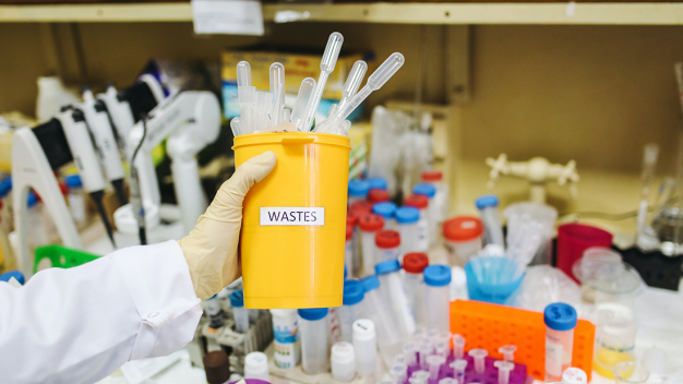Sterile Einmalprodukte haben einen großen Anteil an dem Abfallaufkommen in Krankenhäusern und Arztpraxen. Nachhaltigen Medizintechnik bedeutet ressourcenschonendes Wirtschaften mit kreislauffähigen Produkten. © Pexels/Polina Tankilevitch