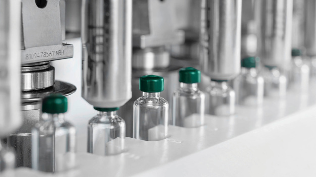 Crimping RTU cartridges under an isolator provides the process with the same Sterility Assurance Level (SAL) used by pharmaceutical manufacturers in their fill-finish process. © Syntegon