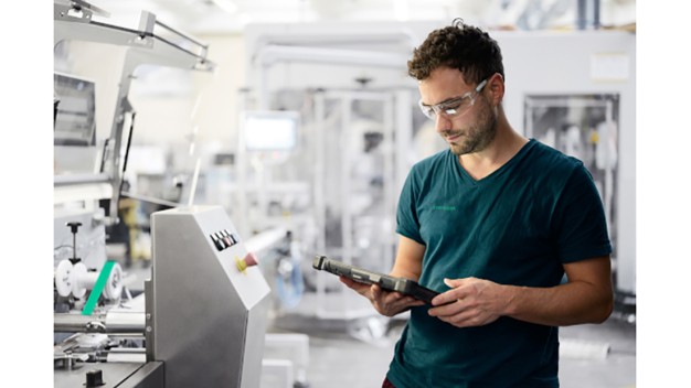 Basierend auf der langjährigen Erfahrung in Track & Trace-Anwendungen und einem umfangreichen Industrie 4.0-Portfolio hat Syntegon bereits zahlreiche Serialisierungsprojekte auf der ganzen Welt erfolgreich umgesetzt. / With its long-standing experience in Track & Trace and its comprehensive Industry 4.0 portfolio, Syntegon has realized numerous successful serialization projects across the globe. Basierend auf der langjährigen Erfahrung in Track & Trace-Anwendungen und einem umfangreichen Industrie 4.0-Portfolio hat Syntegon bereits zahlreiche Serialisierungsprojekte auf der ganzen Welt erfolgreich umgesetzt. / With its long-standing experience in Track & Trace and its comprehensive Industry 4.0 portfolio, Syntegon has realized numerous successful serialization projects across the globe.