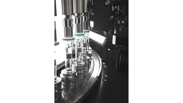 Kürzlich konnte Syntegon das erste KI-basierte visuelle Inspektionssystem in einer bestehenden Kundenlinie installieren und validieren. / Syntegon recently installed its first AI-equipped visual inspection system in a fully automated and validated machine in a customer’s production line. Kürzlich konnte Syntegon das erste KI-basierte visuelle Inspektionssystem in einer bestehenden Kundenlinie installieren und validieren. / Syntegon recently installed its first AI-equipped visual inspection system in a fully automated and validated machine in a customer’s production line.