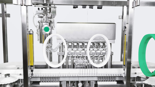 Beispiel einer mit einem RABS ausgestatteten MLF 5000 CS Vial-Füll- und Verschließmaschine. / Example of an MLF 5000 CS vial filling and closing machine equipped with RABS.