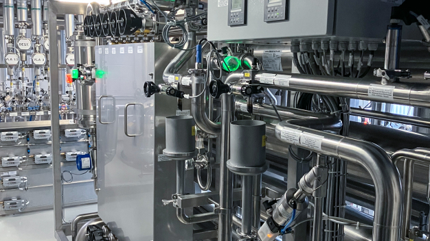 Vetter war auf der Suche nach einem System, das PW in WFI-Qualität erzeugen kann. / Vetter was looking for a solution that could produce PW in WFI quality.