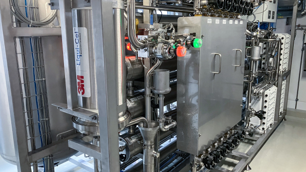 Der PW-Erzeuger von Pharmatec hat eine Kapazität von 10.000 Litern pro Stunde und beinhaltet mehrere Prozessstufen. / The PW generator from Pharmatec has a capacity of 10,000 liters per hour and includes several process stages.
