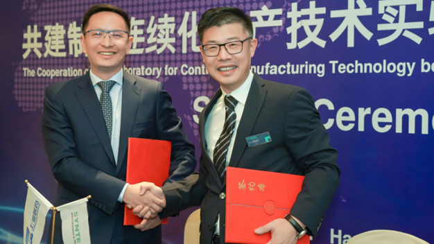 Shanghai Pharmaceuticals ist seit jeher technologie- und innovationsgetrieben: Zeng Chuiyu, stellvertretender Direktor des Shanghai Pharmaceutical Manufacturing Management Center und Direktor des Technology Innovation Center und Hu Shengli, Geschäftsführer von Syntegon in China anlässlich der Unterzeichnung der Partnerschaftsvereinbarung. (Foto: Syntegon) / Shanghai Pharmaceuticals has always been driven by technology and innovation: Zeng Chuiyu, Deputy Director of Shanghai Pharmaceutical Manufacturing Management Center and Director of Technology Innovation Center and Hu Shengli, Managing Director of Syntegon in China after signing the partnership. (Picture: Syntegon)