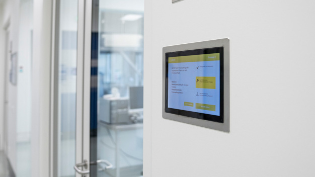 Die GMP-konformen Panels von Systec & Solutions zeigen den aktuellen Status jedes Produktionsraums: intelligent, energieeffizient und netzwerkfähig. (Bildnachweis: @pascoe naturmedizin) / The GMP-compliant panels from Systec & Solutions show the current status of every production space: intelligent, energy-efficient and with network capability. (Picture credits: @pascoe naturmedizin)