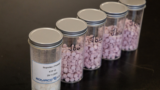 Während des Workshops wurde eine Ibuprofen-Schmelztablette für pädiatrische Anwendungen entwickelt. (Bildnachweis:Romaco Group) / An ibuprofen orodispersible tablet for pediatric applications was developed at the workshop. (Photo: Romaco Group) 