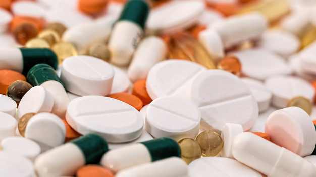 Granulate sind die Grundlage zahlreicher Produkte im Bereich Pharma und Food; sie unterliegen strengsten Qualitätsanforderungen. (Quelle: Mizianitka / Pixabay.com)
