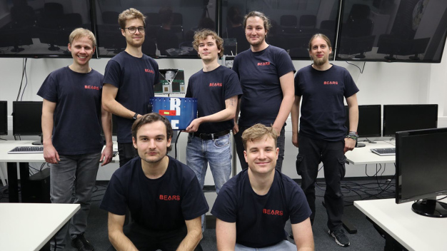 Ein Teil des inzwischen größer gewordenen Teams von WOBBLE2. Obere Reihe v.l.n.r.: Jonas Engler (Informatik), Robin Nitschke (Luft-und Raumfahrttechnik), Felix Oesterle (Verkehrswesen), Matteo Grube (Luft und Raumfahrttechnik), Benedict Grefen (Wissenschaftlicher Mitarbeiter Raumfahrttechnik). Untere Reihe v.l.n.r.: Aurel Gröbel (Bauingenieurswesen und Verkehrswesen) und Franz Schneider (Luft- und Raumfahrttechnik). Die fünf Personen in der Mitte (Robin, Felix, Matteo, Aurel und Franz) fliegen zusammen mit Nima Mirrafati (Verkehrswesen, nicht im Bild) nach Kiruna. 