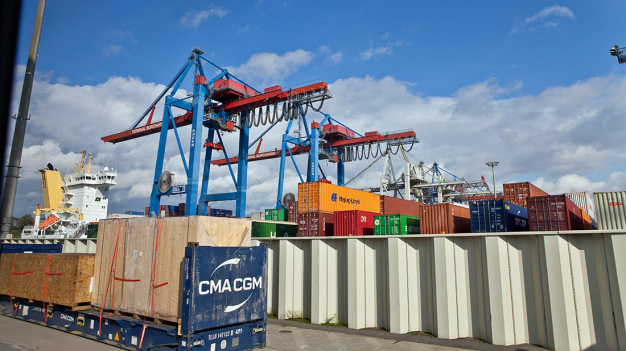 Exportverpackungen aus Holz vor der Verladung im Hafen. (Bild: HPE) / Wooden export packaging before loading in the harbour. (Image: HPE)
